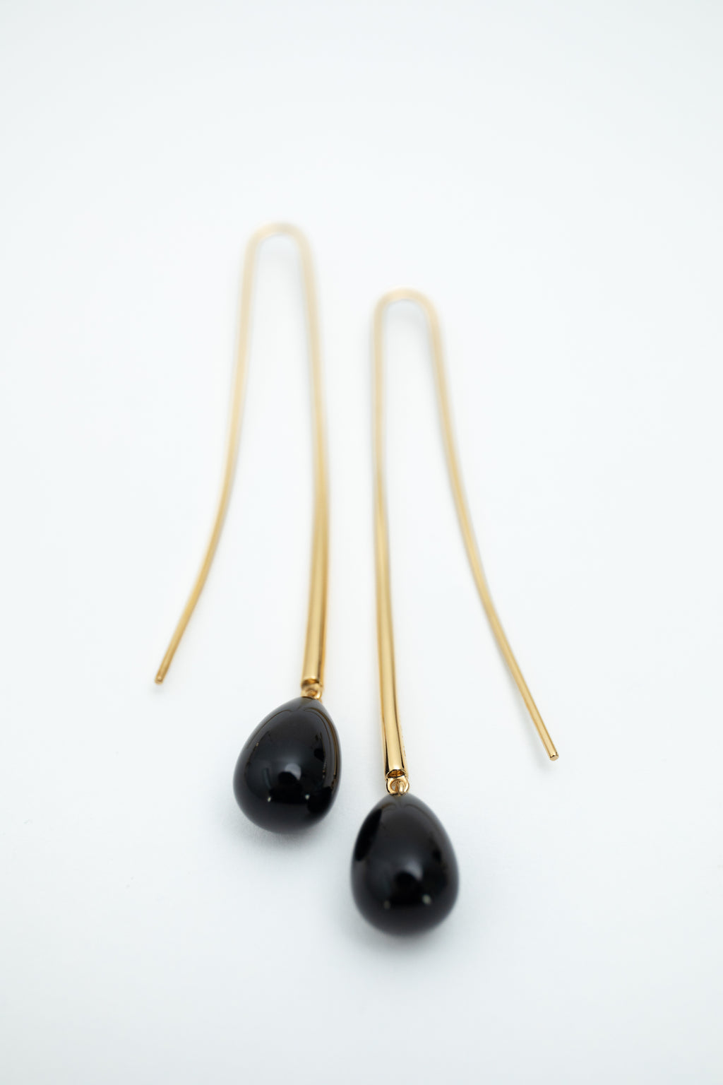 Black onyx earrings in 14k vermeil, minimalist design with a sleek, modern appeal, perfect for everyday wear.