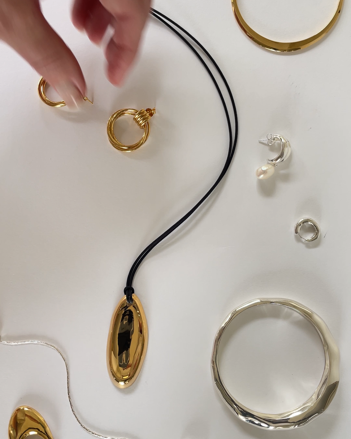 40. Oval Pendant Necklace - Silver