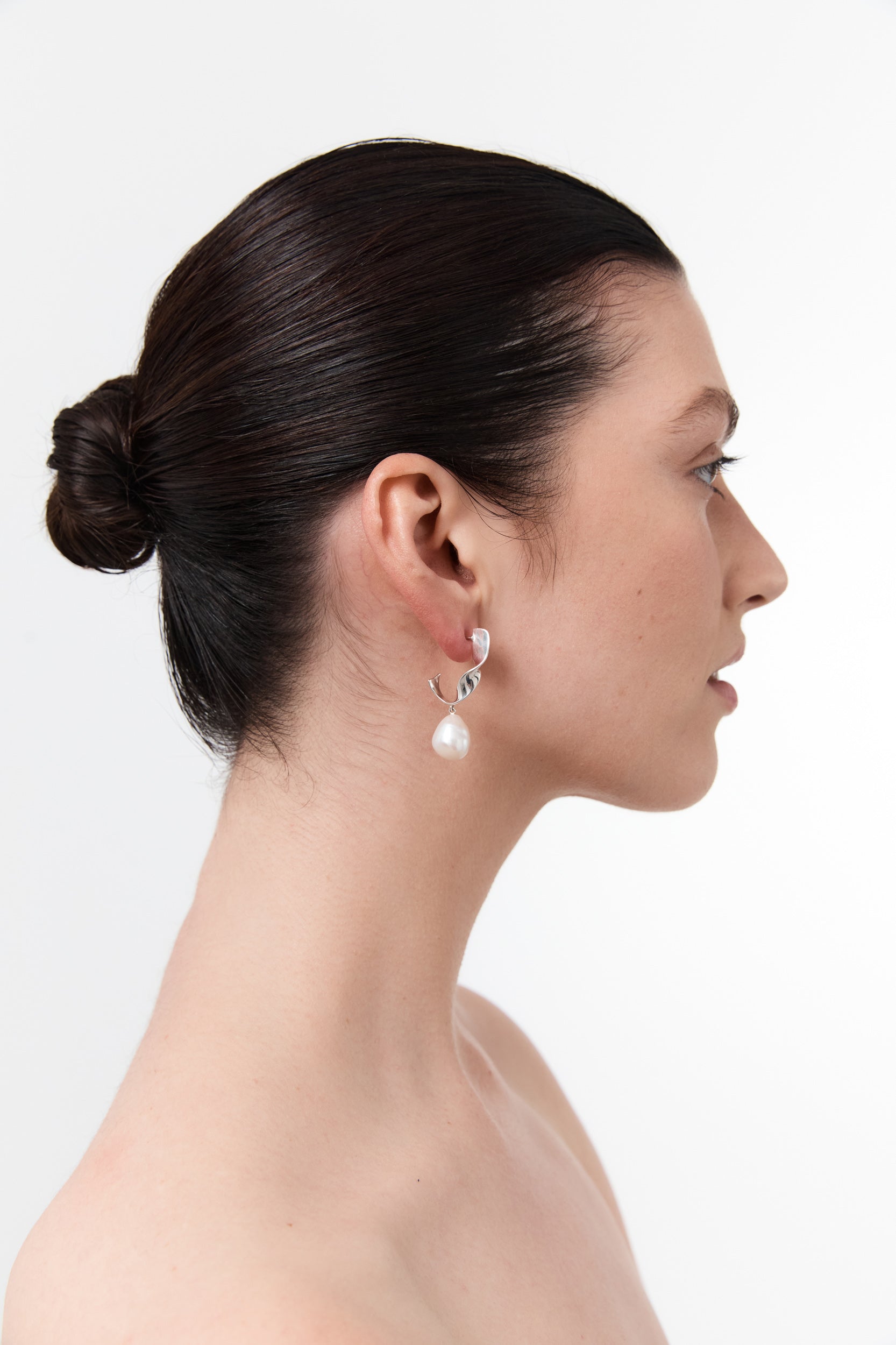 Sculpt Pearl Hoops - Silver
