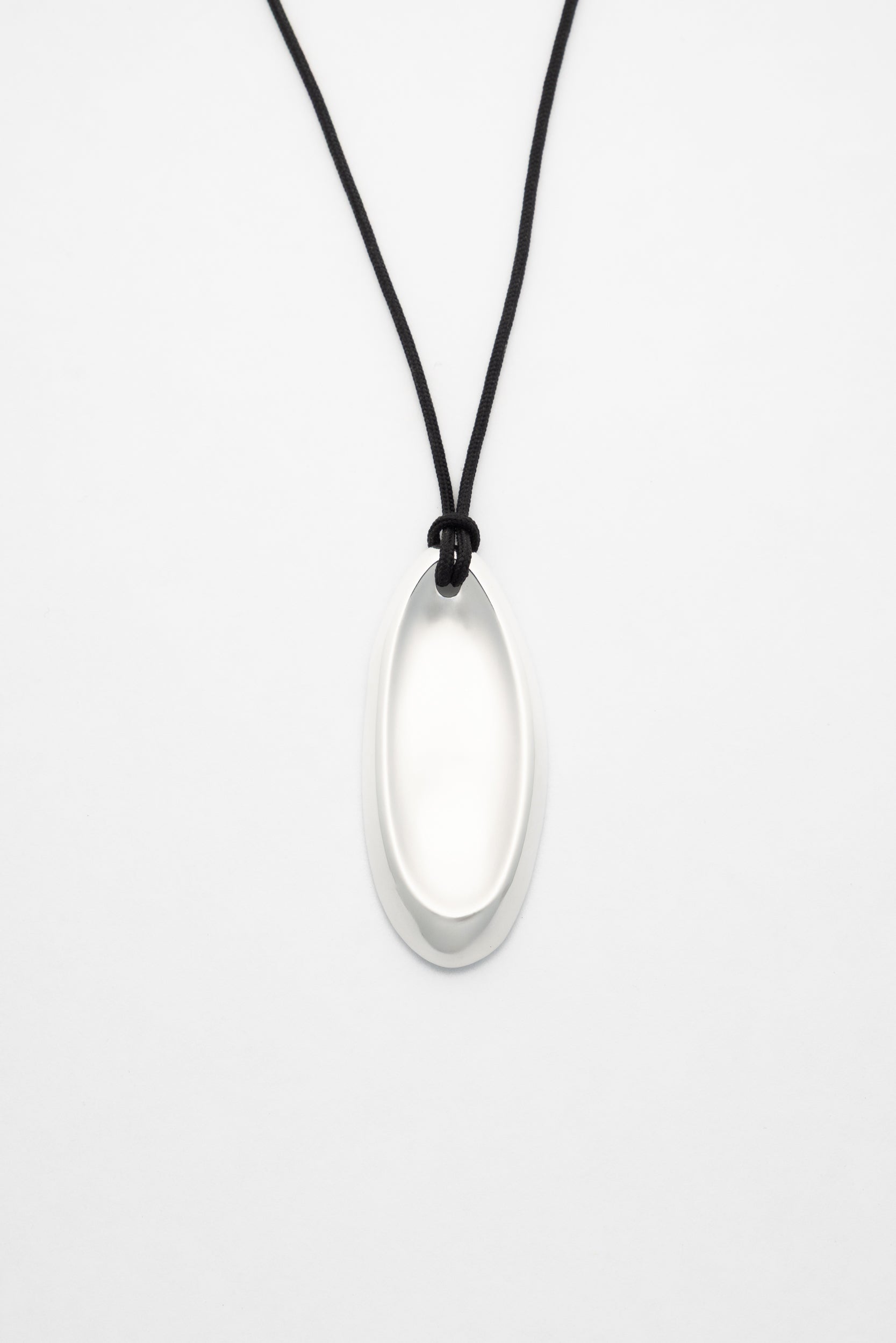 40. Oval Pendant Necklace - Silver